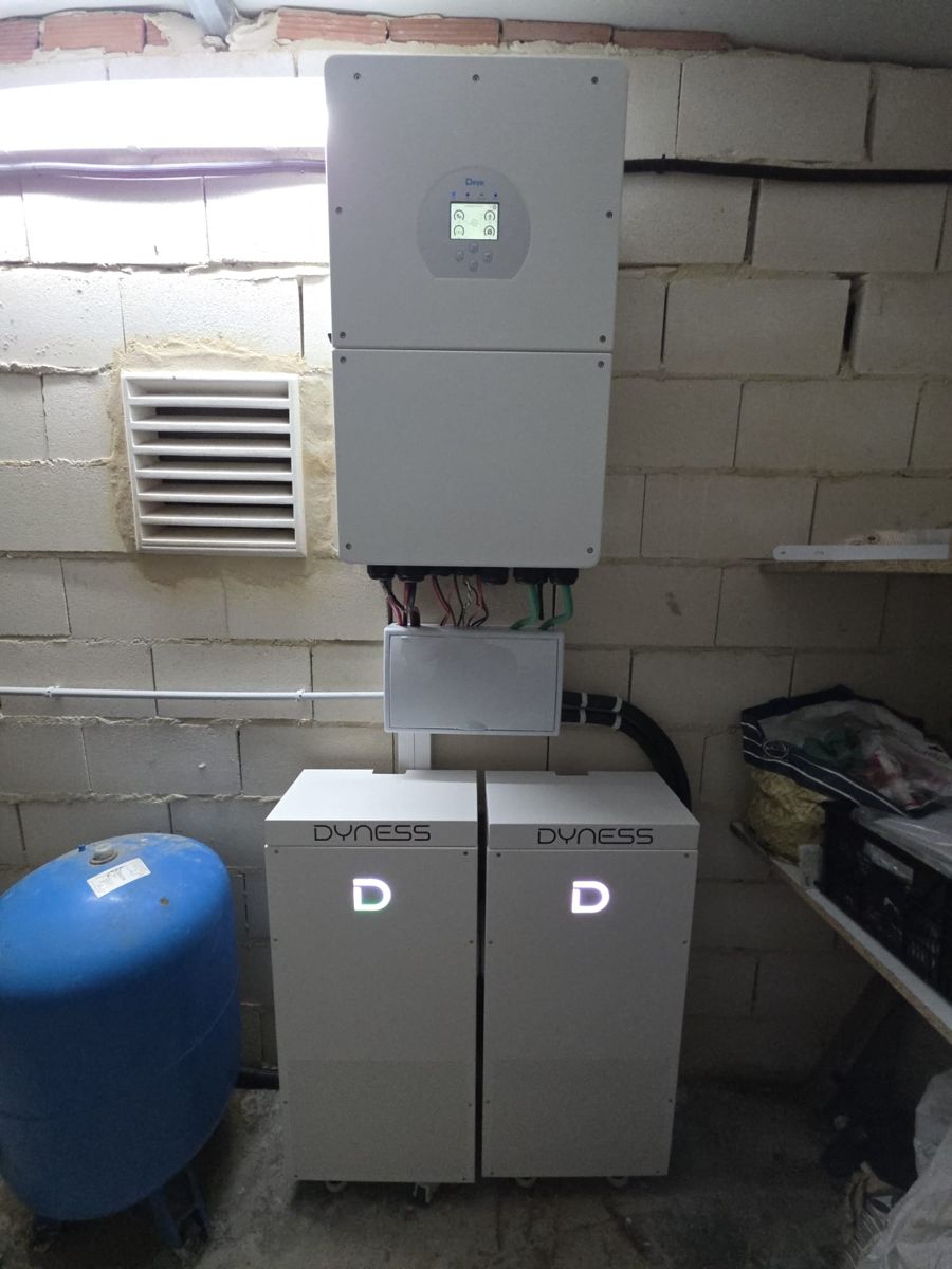 Inversor y baterías de una instalación de autoconsumo solar