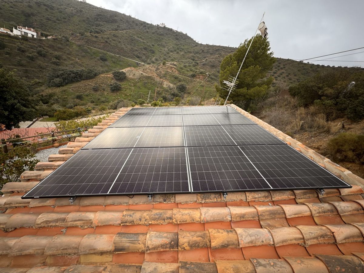 Instalación fotovoltaica sobre tejado de teja en una casa de la sierra