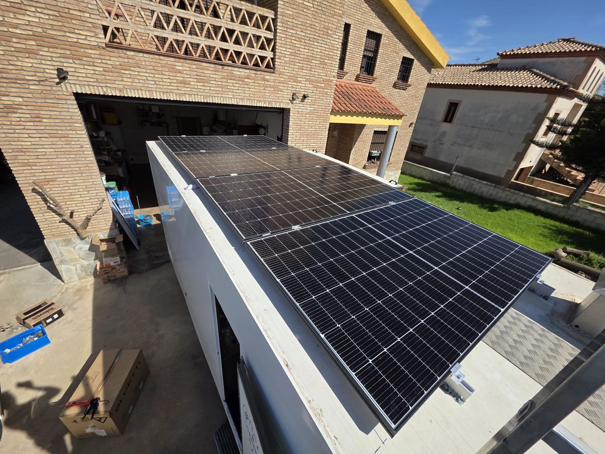 Placas solares sobre la cubierta plana de un garaje