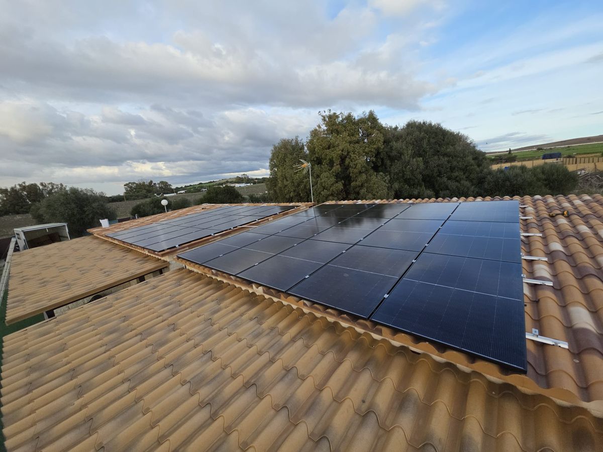 Placas solares en el tejado de una casa de campo