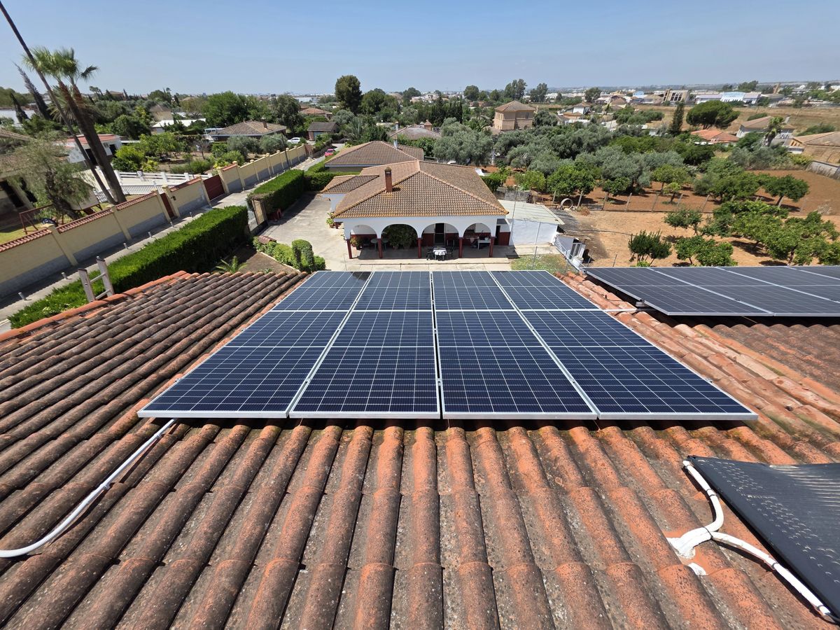 Placas solares en el tejado de una vivienda unifamiliar en Sevilla