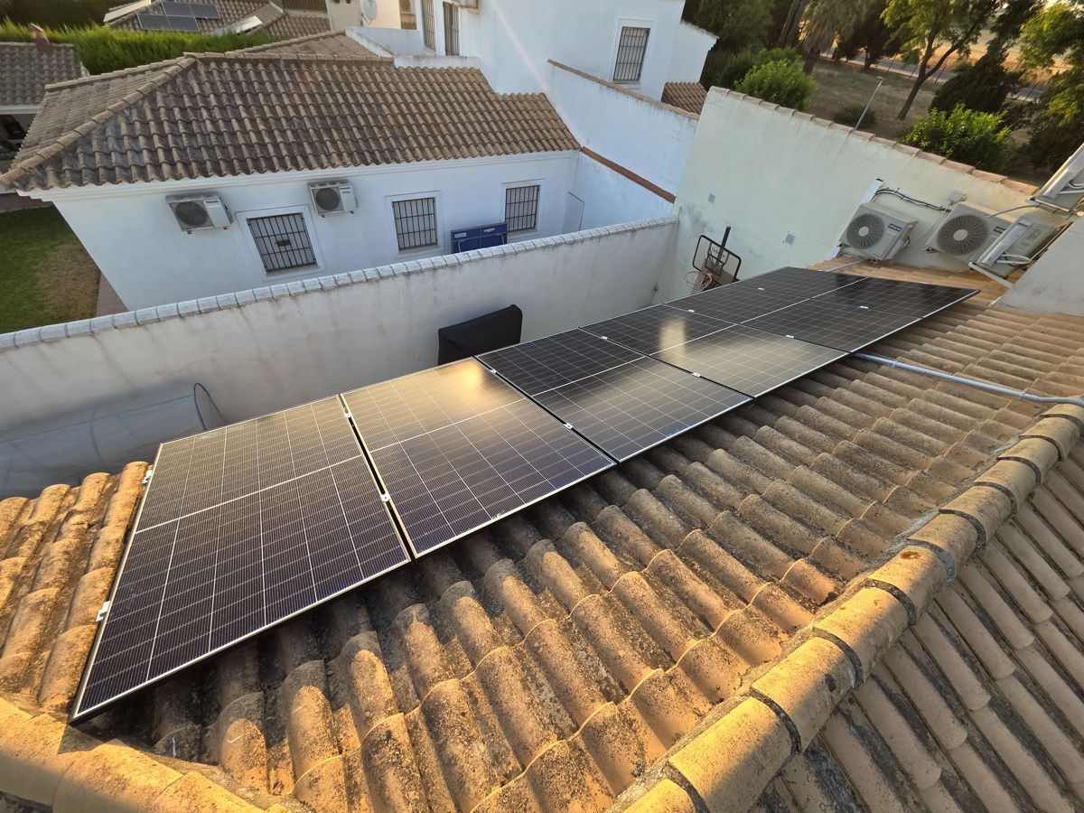 Paneles solares en coplanar sobre tejado de teja árabe
